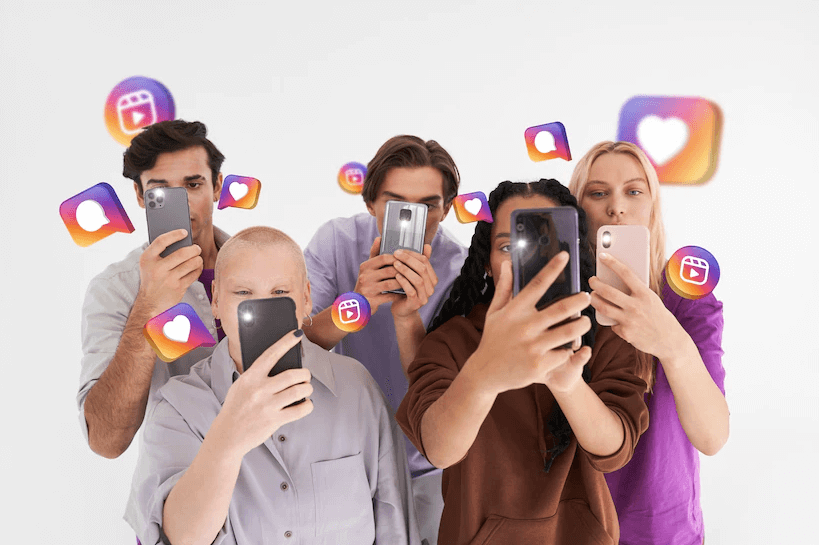 grupo de pessoas divididas entre homens e mulheres de diferentes raças apontando o celular para o rosto 